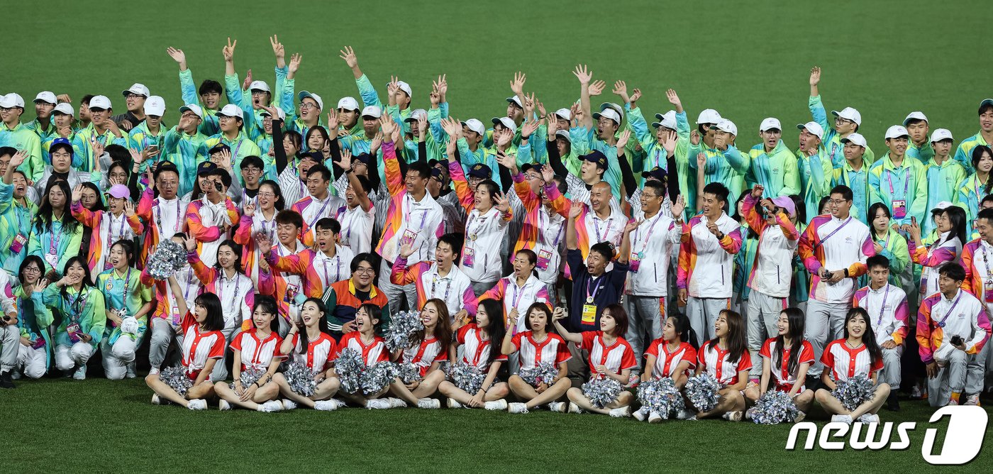 본문 이미지 - 7일 중국 사오싱 야구·소프트볼 스포츠센터 제1구장에서 2022 항저우 아시안게임 야구종목 모든 경기를 마친 후 조직위 직원 및 자원봉사자들이 기념 촬영을 하고 있다. 2023.10.7/뉴스1 ⓒ News1 유승관 기자