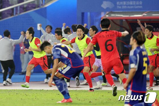 7일 오후 중국 항저우 황룽 스포츠센터 스타디움에서 열린 2022 항저우 아시안게임 남자 축구 대한민국과 일본의 결승전에서 2대1로 승리해 금메달을 확정지은 대한민국 축구 대표팀 이강인을 비롯한 선수들이 기쁨을 만끽하고 있다. 2023.10.8/뉴스1 © News1 민경석 기자