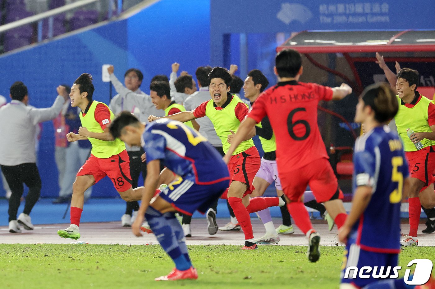 7일 오후 중국 항저우 황룽 스포츠센터 스타디움에서 열린 2022 항저우 아시안게임 남자 축구 대한민국과 일본의 결승전에서 2대1로 승리해 금메달을 확정지은 대한민국 축구 대표팀 이강인을 비롯한 선수들이 기쁨을 만끽하고 있다. 2023.10.8/뉴스1 ⓒ News1 민경석 기자