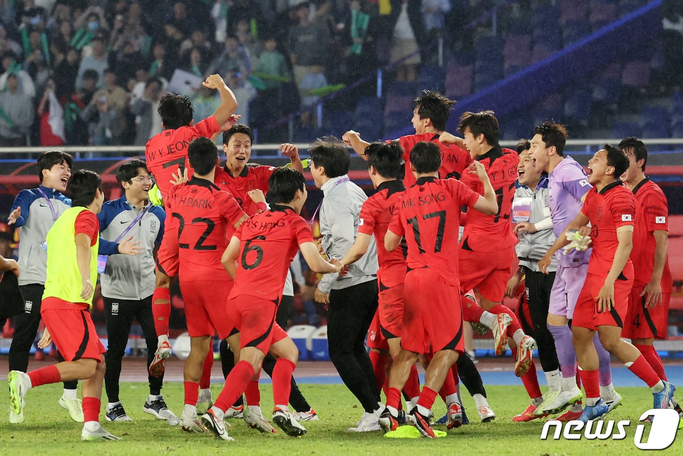 7일 오후 중국 항저우 황룽 스포츠센터 스타디움에서 열린 2022 항저우 아시안게임 남자 축구 대한민국과 일본의 결승전에서 2대1로 승리해 금메달을 확정지은 대한민국 축구 대표팀 황선홍 감독을 비롯한 선수들이 기쁨을 만끽하고 있다. 2023.10.8/뉴스1 ⓒ News1 민경석 기자