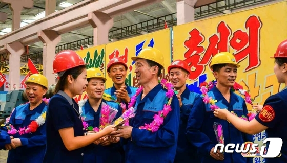 '혁신자들' 축하하는 북한 룡성기계연합기업소