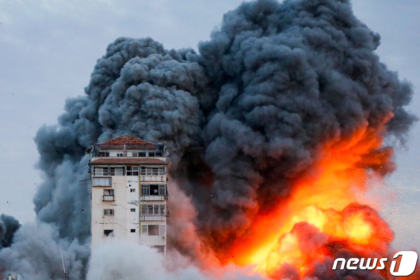 본문 이미지 - 7일(현지시간) 반격에 나선 이스라엘 군이 가자 지구의 높은 빌딩을 공격하고 있다. ⓒ 로이터=뉴스1 ⓒ News1 박형기 기자