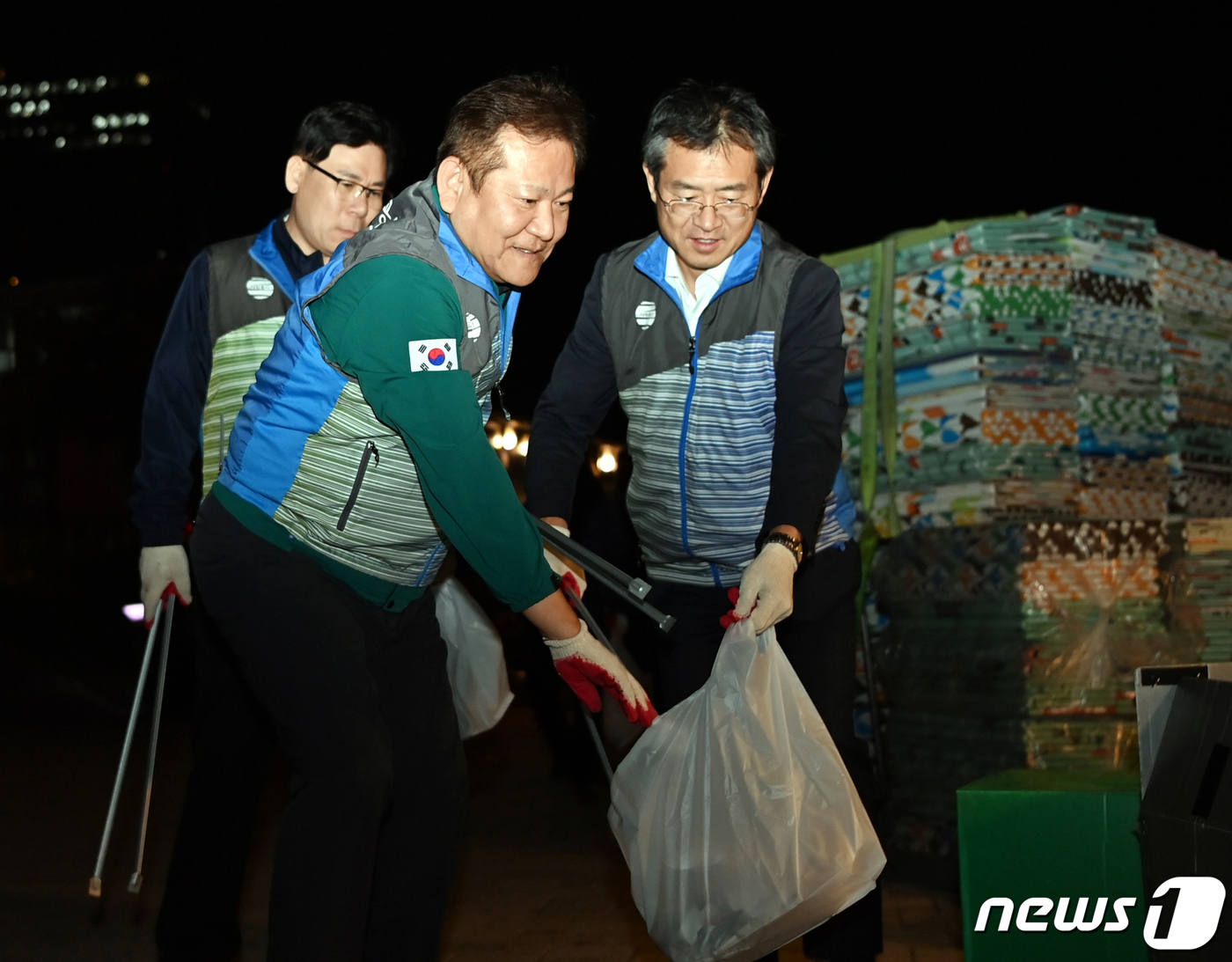 (서울=뉴스1) = 이상민 행정안전부 장관이 7일 저녁 서울 여의도에서 열린 2023 서울세계불꽃축제 현장에서 행사 종료 후 관계자들과 함께 청소를 하고 있다. (행정안전부 제공) …