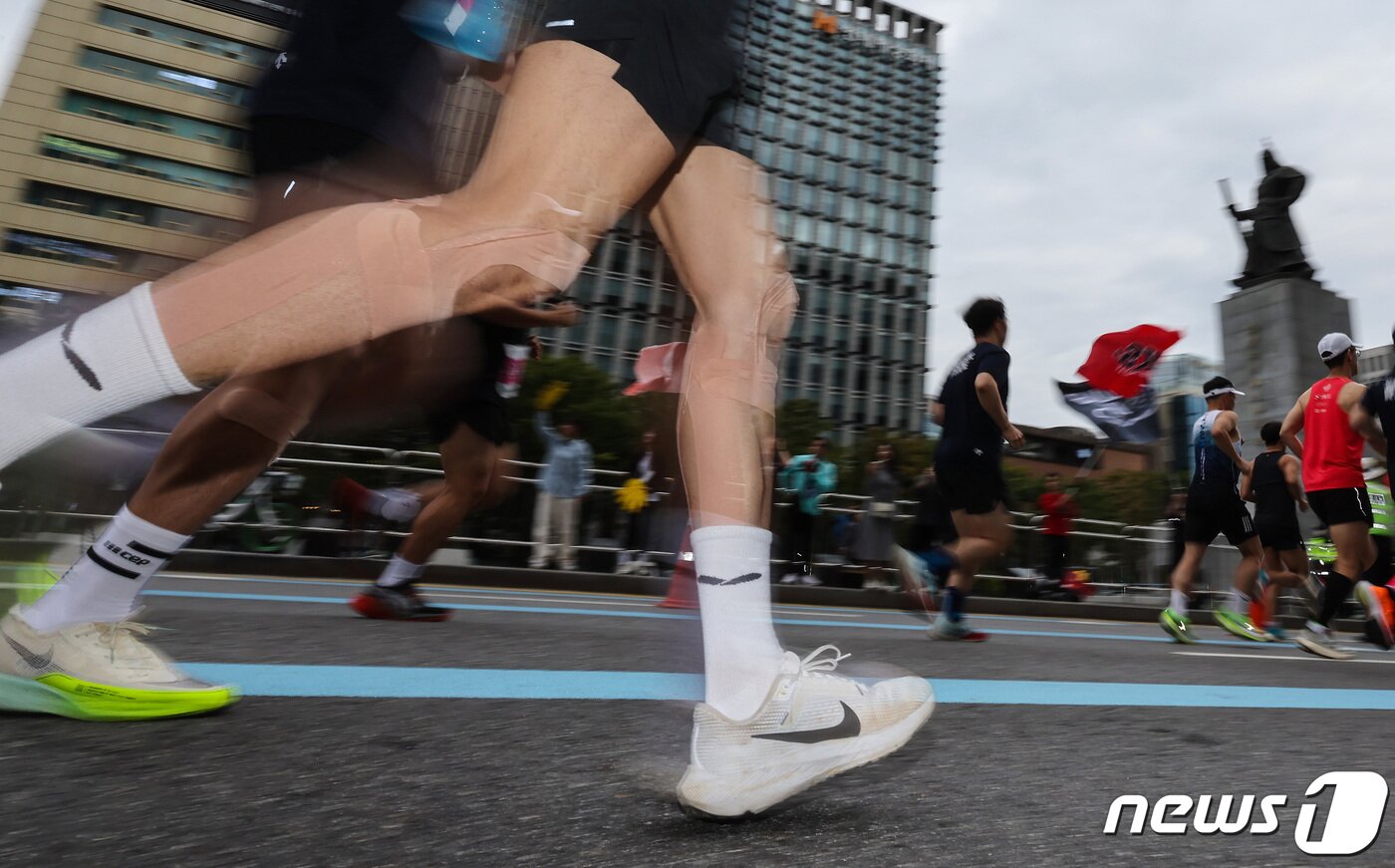 본문 이미지 - 2023 서울달리기대회 참가자들이 8일 오전 서울 중구 시청광장에서 힘차게 출발하고 있다. 2023.10.8/뉴스1 ⓒ News1 이동해 기자