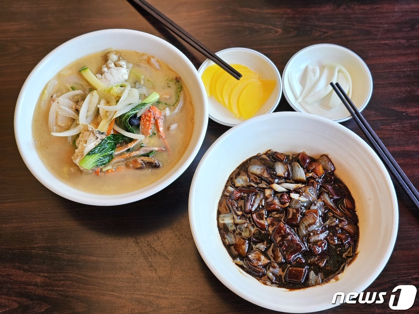 본문 이미지 - 유명 중국음식점의 짜장면과 백짬뽕&#40;한국관광공사 제공&#41;