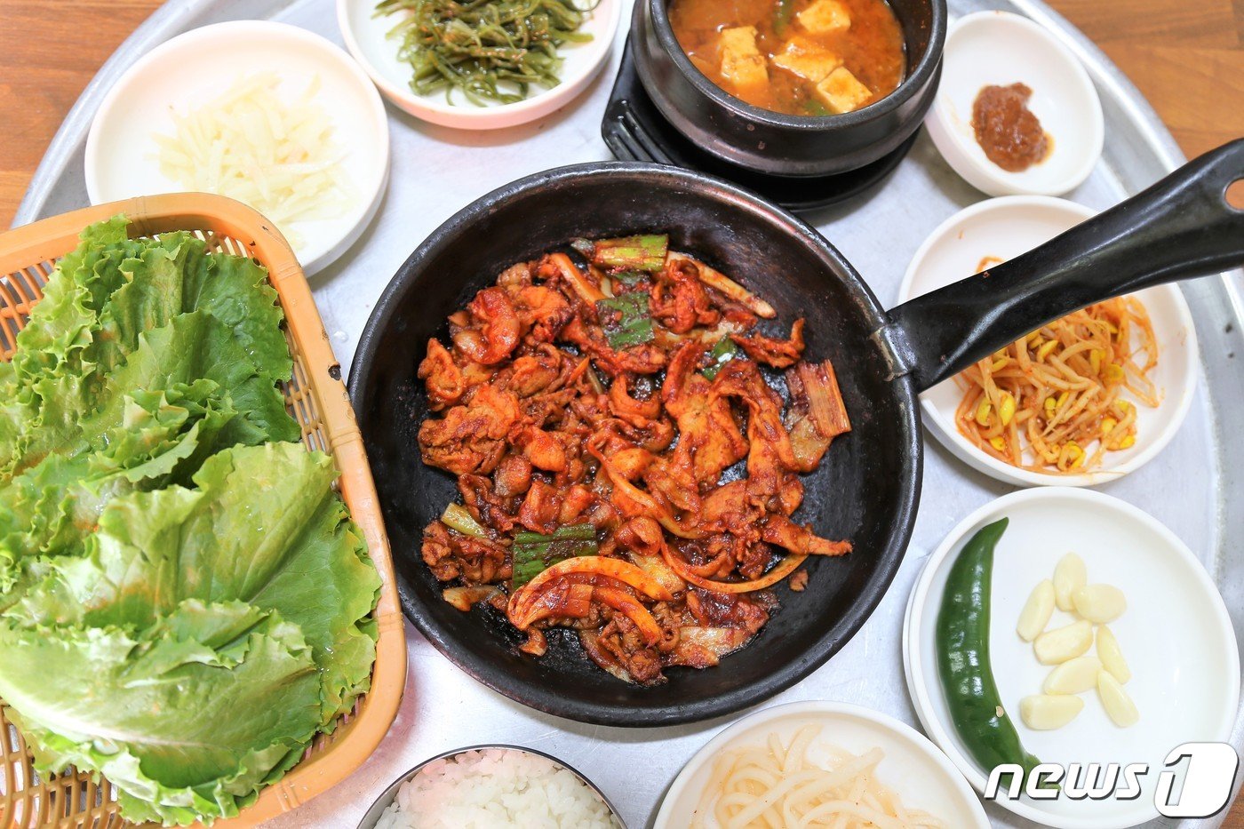 본문 이미지 - 초량불백거리에서 맛볼 수 있는 돼지불백 1인분&#40;한국관광공사 제공&#41;