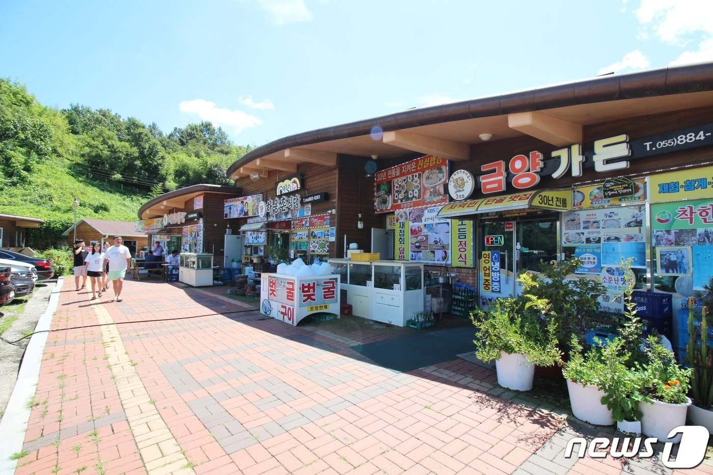 본문 이미지 - 하동재첩특화마을에 입점한 식당은 2009년부터 같은 자리를 지키고 있다&#40;한국관광공사 제공&#41;