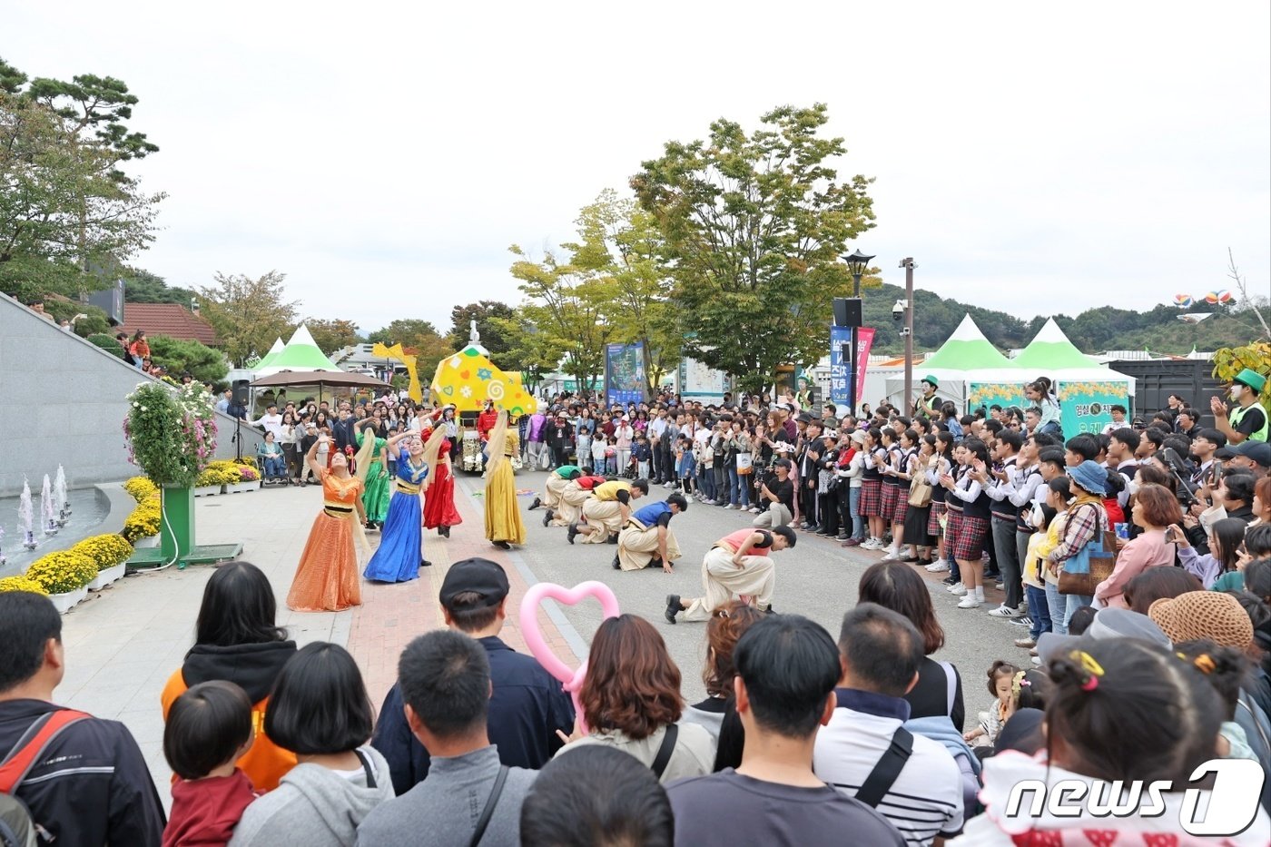 8일 전북 임실군 임실치즈테마파크서 열린 임실N치즈축제에서 임실치즈 창시자인 지정환 신부를 기념하기 위한 벨기에의 날 행사가 열리고 있다.&#40;임실군제공&#41;2023.10.8/뉴스1