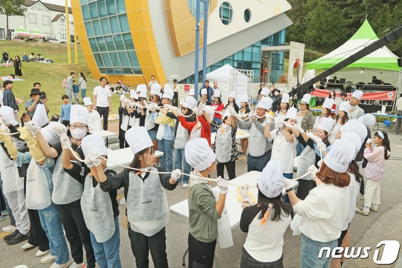 8일 전북 임실군 임실치즈테마파크서 열린 임실N치즈축제에서 관광객들이 치즈를 체험하고 있다.&#40;임실군 제공&#41;2023.10.8/뉴스1