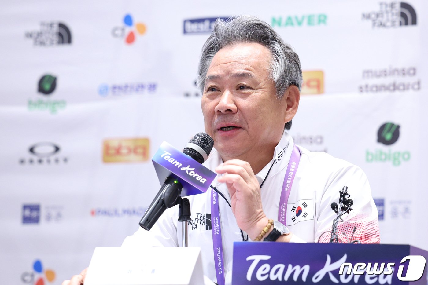 본문 이미지 - 이기흥 대한체육회장이 8일 중국 항저우의 한 호텔에서 열린 2022 항저우 아시안게임 결산 기자회견에서 발언하고 있다. 2023.10.8/뉴스1 ⓒ News1 신웅수 기자
