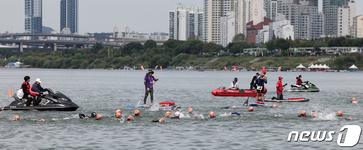 8일 서울 송파구 잠실한강공원에서 열린 ‘2023 한강 르네상스 페스티벌 아쿠아슬론 대회’ 개인전 챌린지 코스에 출전한 참가자들이 750m 수영을 하고 있다. 2023.10.8/뉴스1 ⓒ News1 김진환 기자