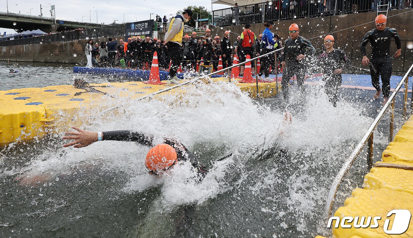 본문 이미지 - 8일 서울 송파구 잠실한강공원에서 열린 ‘2023 한강 르네상스 페스티벌 아쿠아슬론 대회’ 개인전 챌린지 코스에 출전한 참가자들이 750m 수영을 하고 있다. 2023.10.8/뉴스1 ⓒ News1 김진환 기자