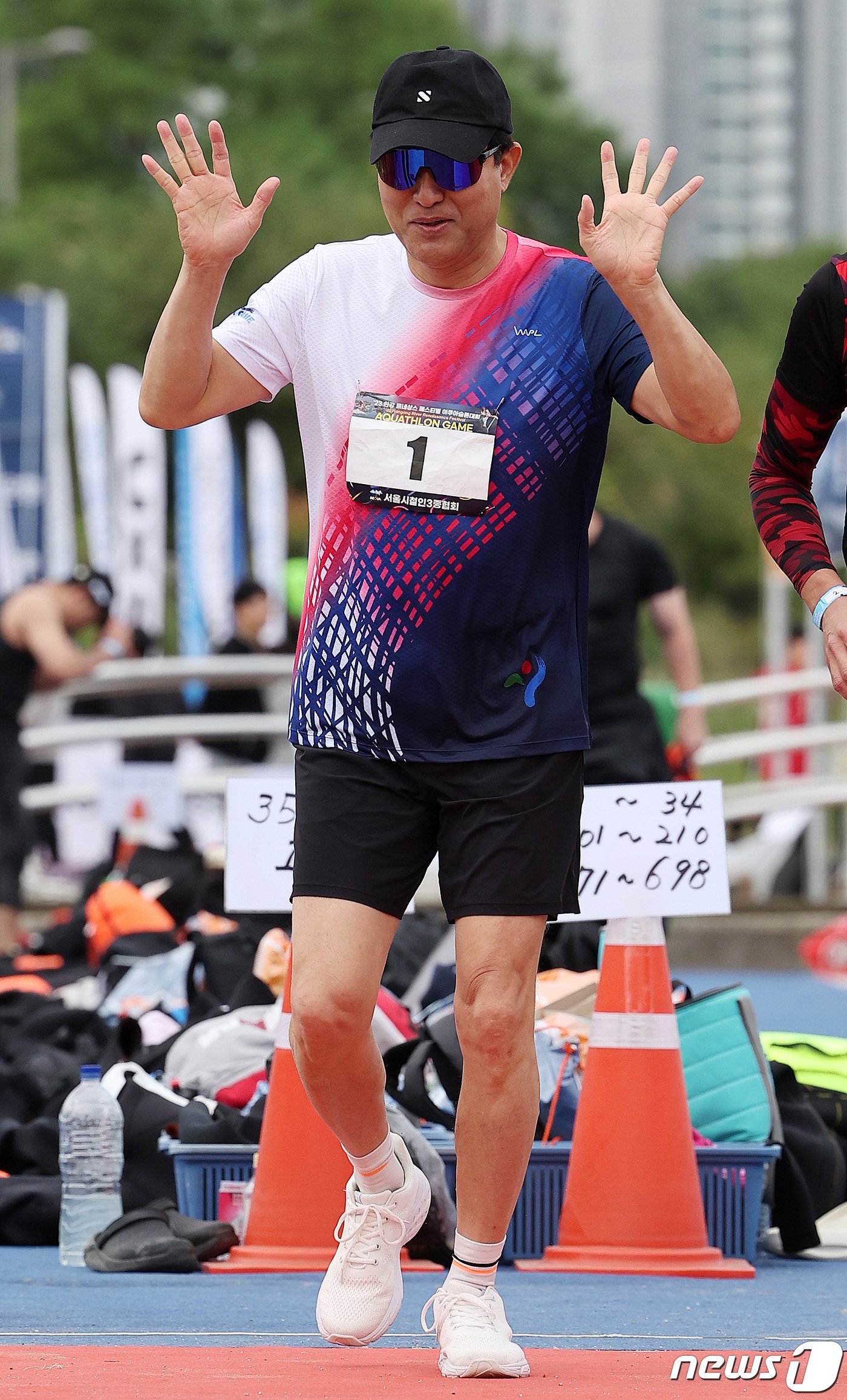 본문 이미지 - 오세훈 서울시장이 8일 서울 송파구 잠실한강공원에서 열린 ‘2023 한강 르네상스 페스티벌 아쿠아슬론 대회’ 개인전 챌린지 코스에 선수로 참가해 5km 달리기를 하고 있다. 2023.10.8/뉴스1 ⓒ News1 김진환 기자