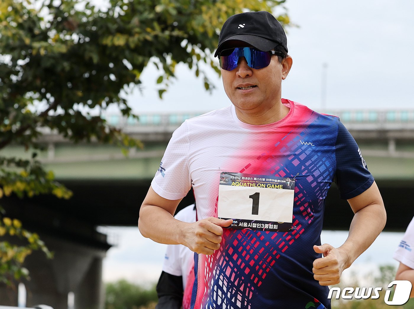 본문 이미지 - 오세훈 서울시장이 8일 서울 송파구 잠실한강공원에서 열린 ‘2023 한강 르네상스 페스티벌 아쿠아슬론 대회’ 개인전 챌린지 코스에 선수로 참가해 5km 달리기를 하고 있다. 2023.10.8/뉴스1 ⓒ News1 김진환 기자