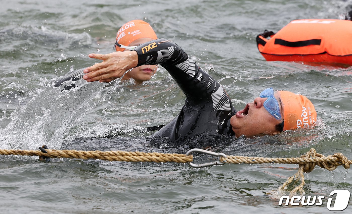 본문 이미지 - 8일 서울 송파구 잠실한강공원에서 열린 ‘2023 한강 르네상스 페스티벌 아쿠아슬론 대회’ 개인전 챌린지 코스에 선수로 참가해 750m 수영을 하고 있다. 2023.10.8/뉴스1 ⓒ News1 김진환 기자