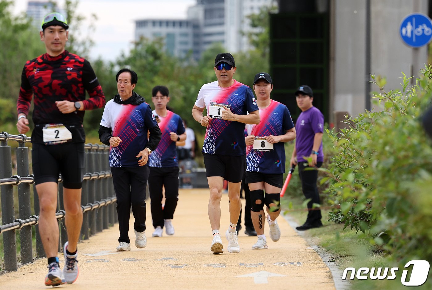 오세훈 서울시장이 8일 서울 송파구 잠실한강공원에서 열린 ‘2023 한강 르네상스 페스티벌 아쿠아슬론 대회’ 개인전 챌린지 코스에 선수로 참가해 일반 참가자들과 5km 달리기를 하고 있다. 2023.10.8/뉴스1 ⓒ News1 김진환 기자