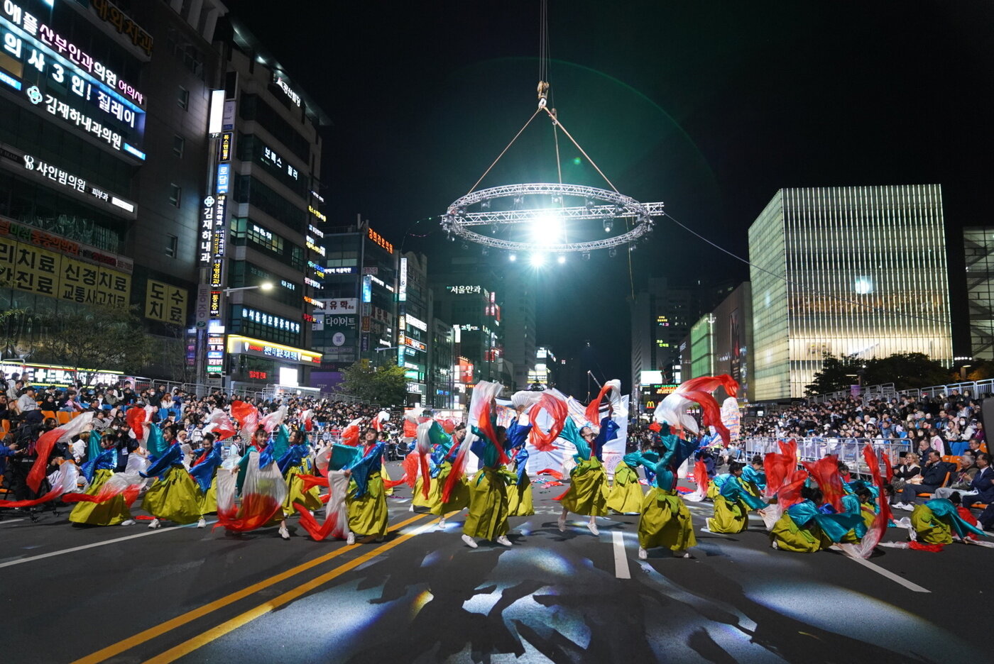 본문 이미지 - '천안흥타령춤축제' 3일 차인 지난 7일, 천안시 동남구 신부동에서 '거리댄스 퍼레이드'가 열렸다. (천안시청 제공)