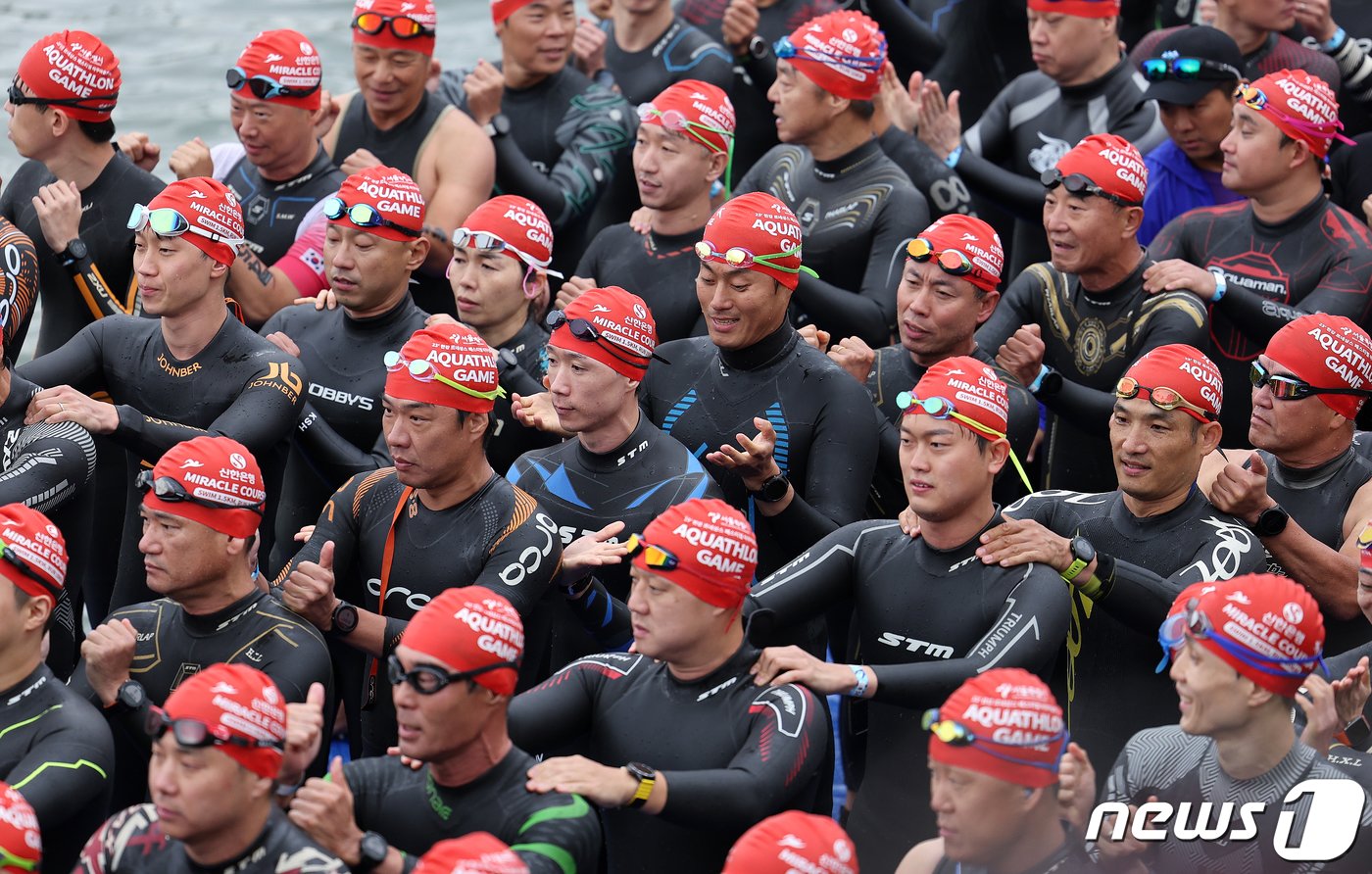 본문 이미지 - 8일 서울 송파구 잠실한강공원에서 열린 ‘2023 한강 르네상스 페스티벌 아쿠아슬론 대회’ 개인전 미라클 코스에 출전하는 참가자들이 1.5km 수영에 앞서 준비운동을 하고 있다. 2023.10.8/뉴스1 ⓒ News1 김진환 기자
