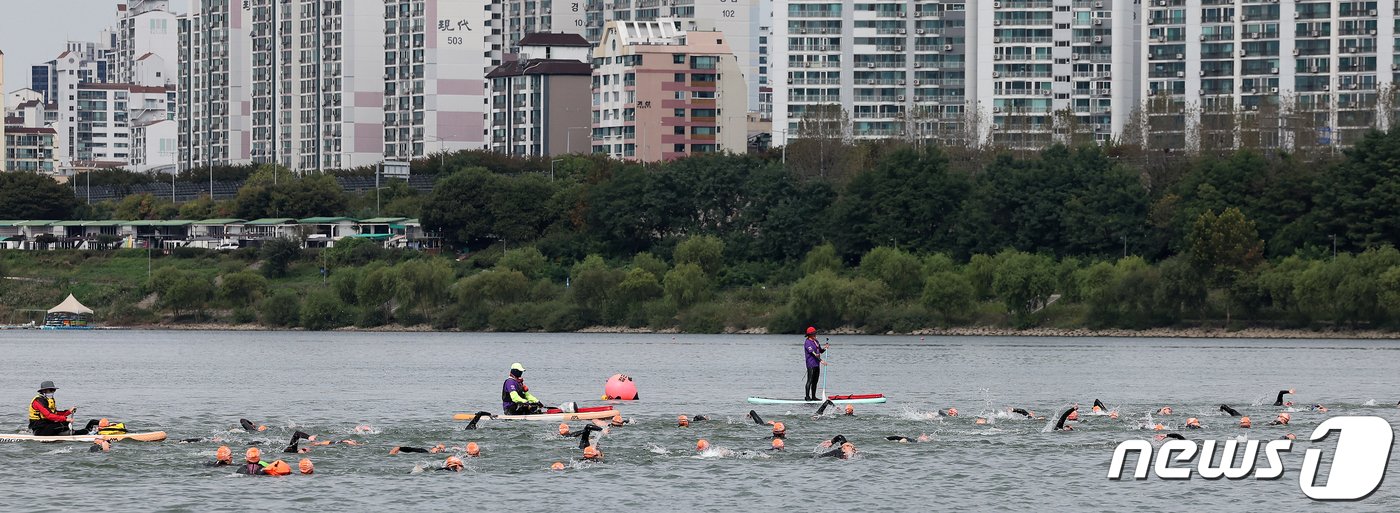 8일 서울 송파구 잠실한강공원에서 열린 ‘2023 한강 르네상스 페스티벌 아쿠아슬론 대회’ 개인전 챌린지 코스에 출전한 참가자들이 750m 수영을 하고 있다. 2023.10.8/뉴스1 ⓒ News1 김진환 기자