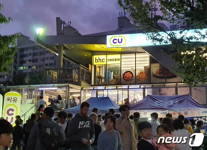 본문 이미지 - 불꽃축제 관람객들이 몰린 CU 편의점(CU 제공)