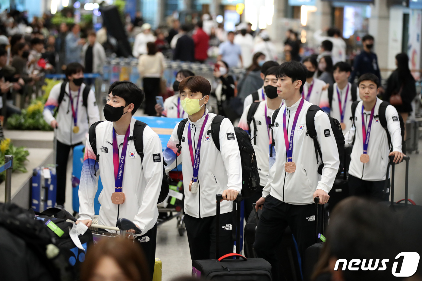 (인천공항=뉴스1) 이승배 기자 = 제19회 항저우 아시안게임 배드민턴 대표팀이 8일 오후 인천국제공항을 통해 귀국하고 있다.한국 배드민턴 선수단은 이번 대회에서 금메달 2개, 은 …