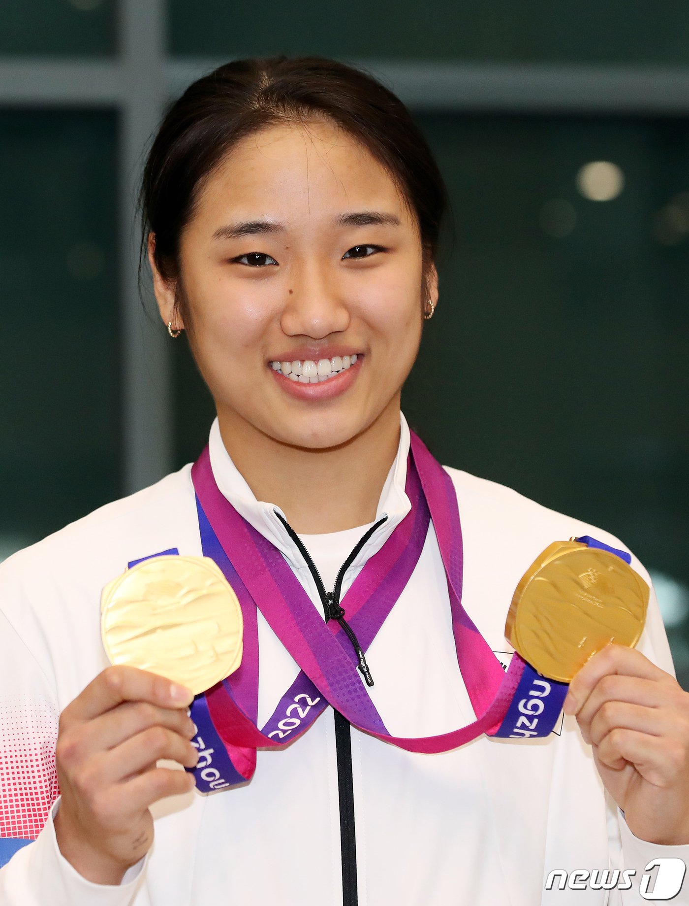 본문 이미지 - 배드민턴 여제 안세영이 제19회 항저우 아시안게임을 마치고 8일 오후 인천국제공항을 통해 귀국해 메달을 들고 기념촬영하고 있다. 안세영은 항저우 아시안게임에서 배드민턴 여자 단식, 여자 단체전에서 금메달을 따내며 2관왕에 등극했다. 2023.10.8/뉴스1 ⓒ News1 이승배 기자