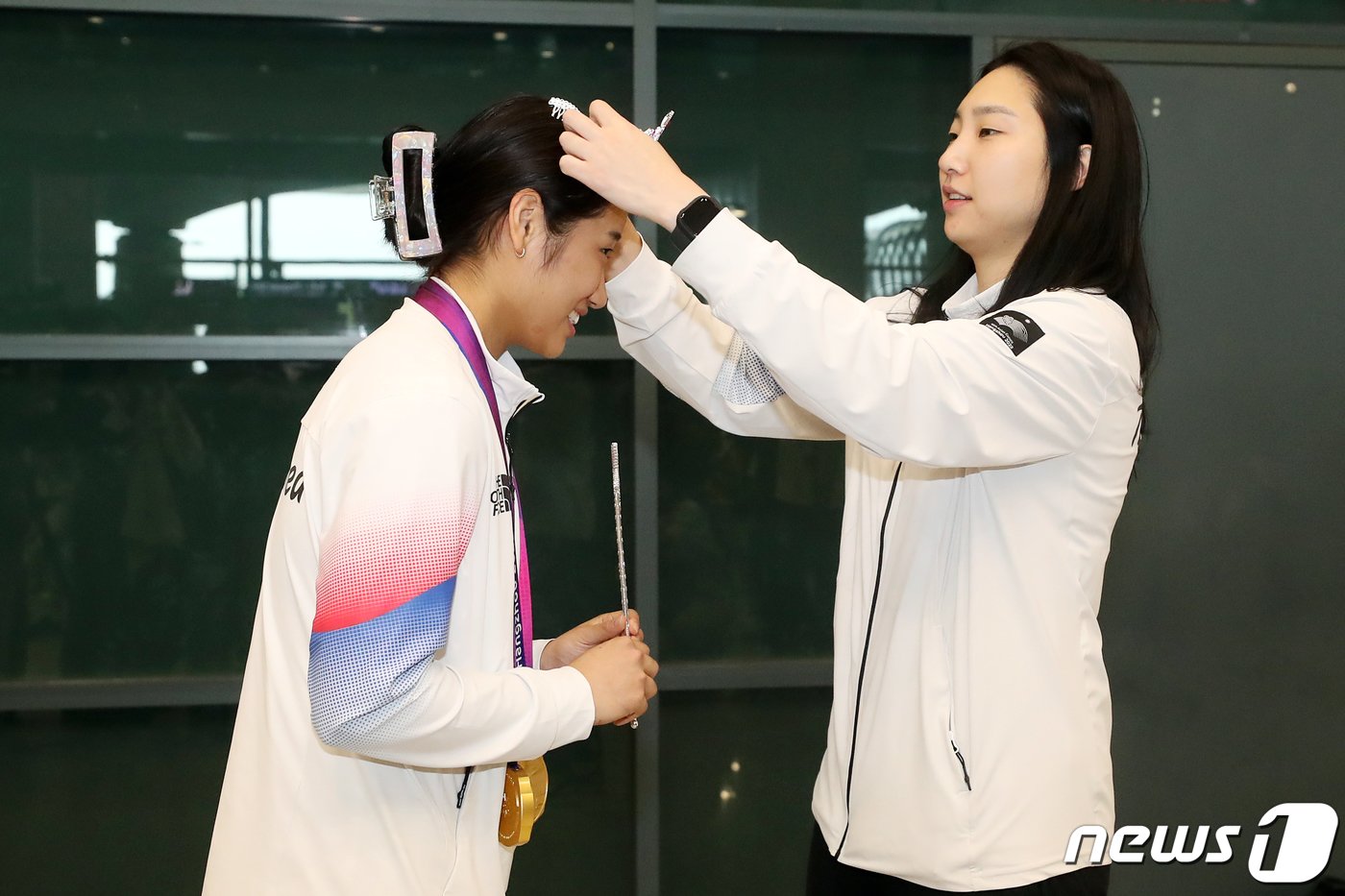 본문 이미지 - 배드민턴 여제 안세영이 제19회 항저우 아시안게임을 마치고 8일 오후 인천국제공항을 통해 귀국해 왕관을 받고 있다. 안세영은 항저우 아시안게임에서 배드민턴 여자 단식, 여자 단체전에서 금메달을 따내며 2관왕에 등극했다. 2023.10.8/뉴스1 ⓒ News1 이승배 기자