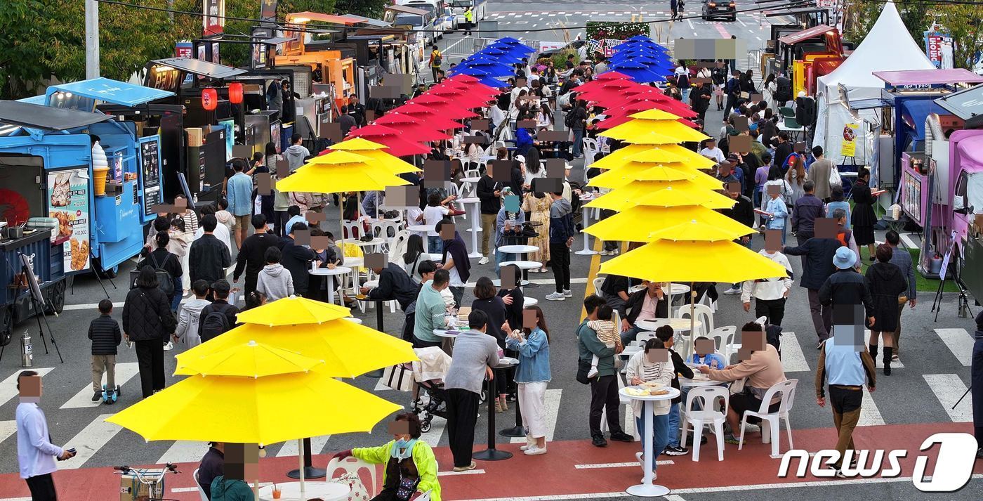 본문 이미지 - 7일 대전동구동락축제에 수많은 인파가 모였다.(대전 동구청 제공)/뉴스1