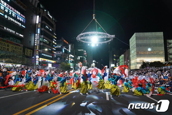 &#39;천안흥타령춤축제&#39; 3일 차인 지난 7일 천안시 동남구 신부동에서 &#39;거리댄스 퍼레이드&#39;가 열렸다. &#40;천안시청 제공&#41;/뉴스1