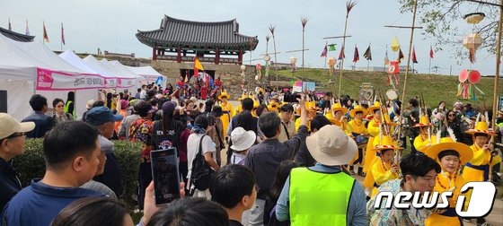 본문 이미지 - 7일 해미읍성에서 조선시대 태종대왕행렬 재현하고 있다.(서산시 제공)/뉴스1