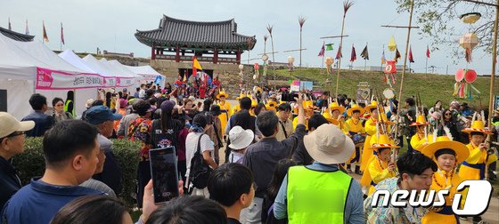 7일 해미읍성에서 조선시대 태종대왕행렬 재현하고 있다.&#40;서산시 제공&#41;/뉴스1