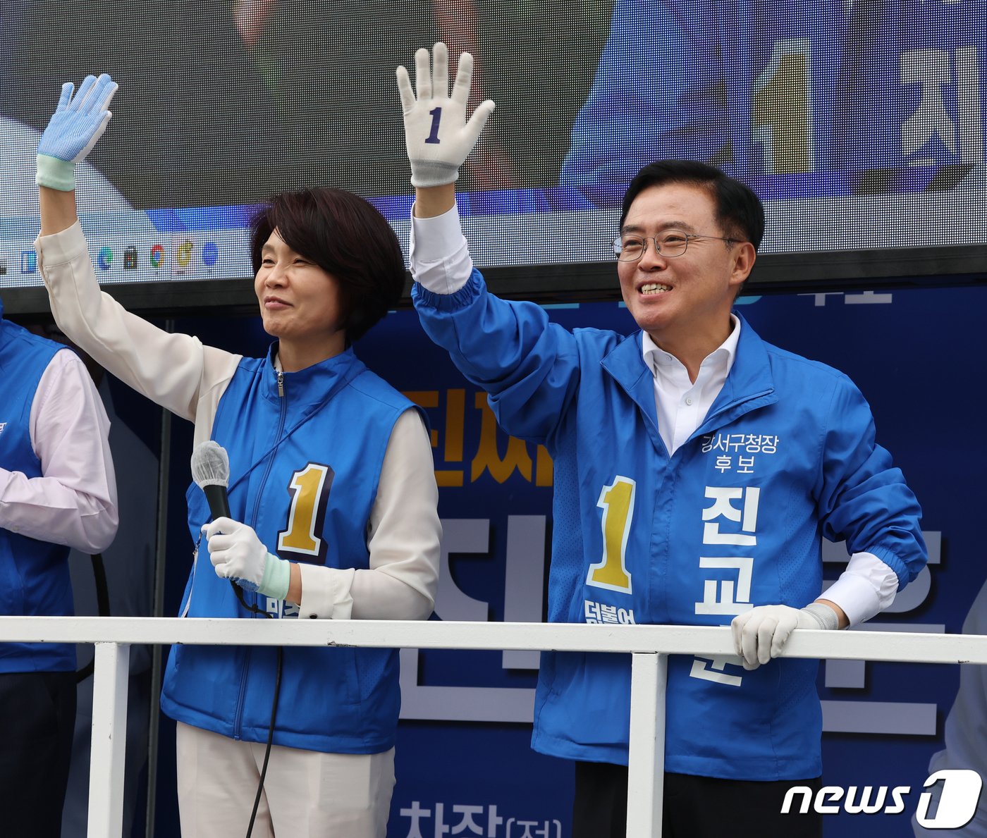 진교훈 더불어민주당 강서구청장 후보가 8일 오후 서울 강서구 등촌사거리 일대에서 한정애 의원과 함께 지지를 호소하고 있다. 2023.10.8/뉴스1 ⓒ News1 송원영 기자