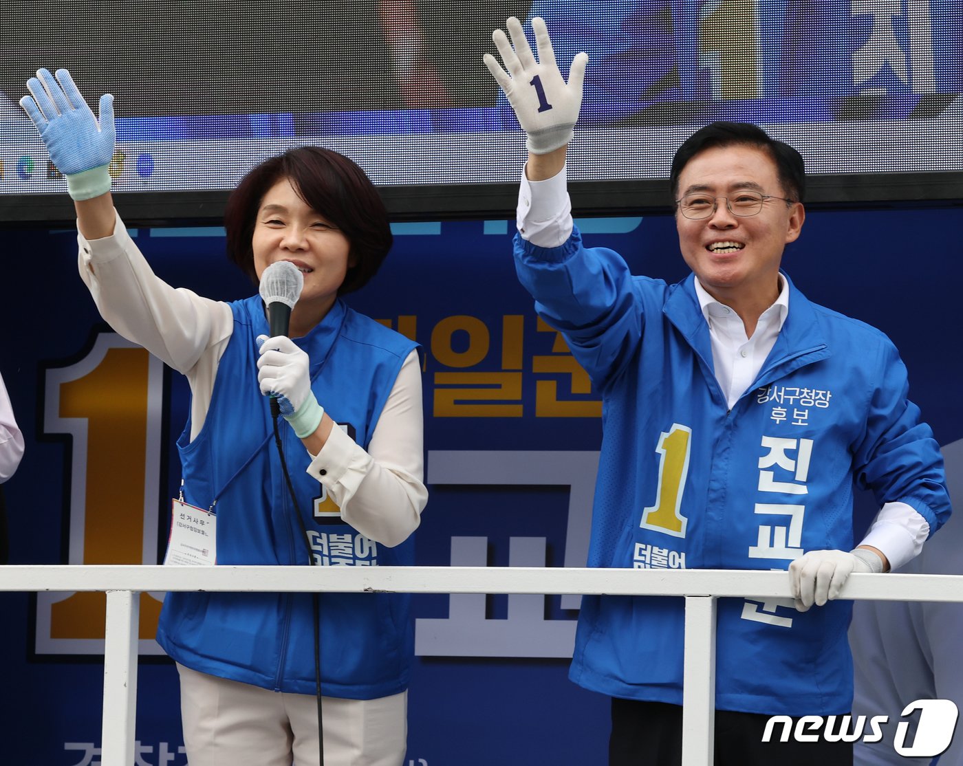 본문 이미지 - 진교훈 더불어민주당 강서구청장 후보가 8일 오후 서울 강서구 등촌사거리 일대에서 한정애 의원과 함께 지지를 호소하고 있다. 2023.10.8/뉴스1 ⓒ News1 송원영 기자