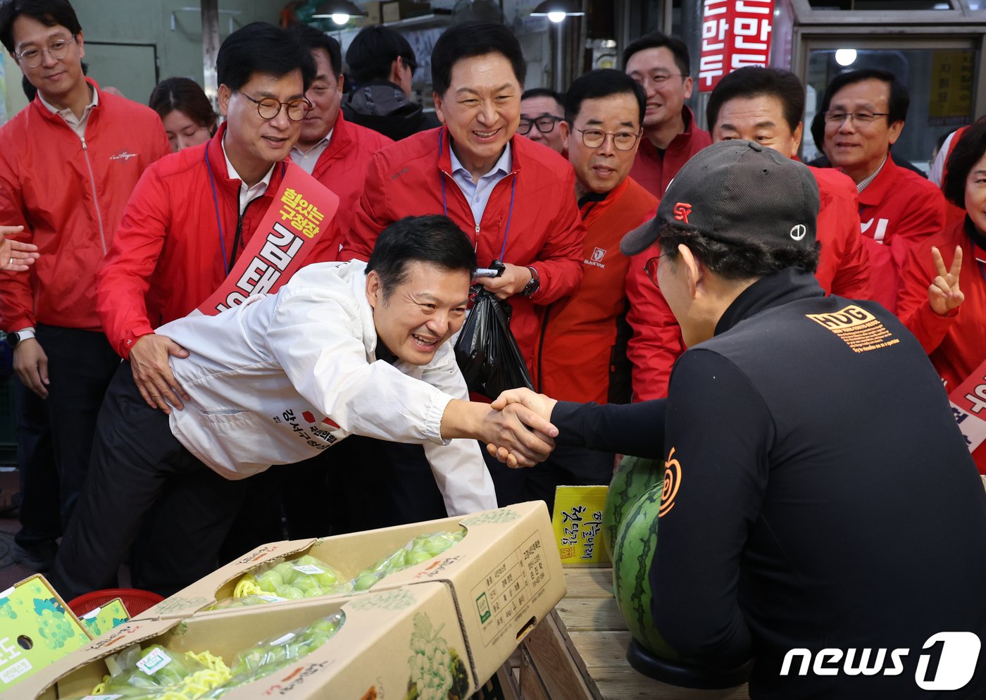 김기현 국민의힘 대표와 김태우 강서구청장 후보가 8일 오후 서울 강서구 남부골목시장에서 지지를 호소하고 있다. 2023.10.8/뉴스1 ⓒ News1 송원영 기자