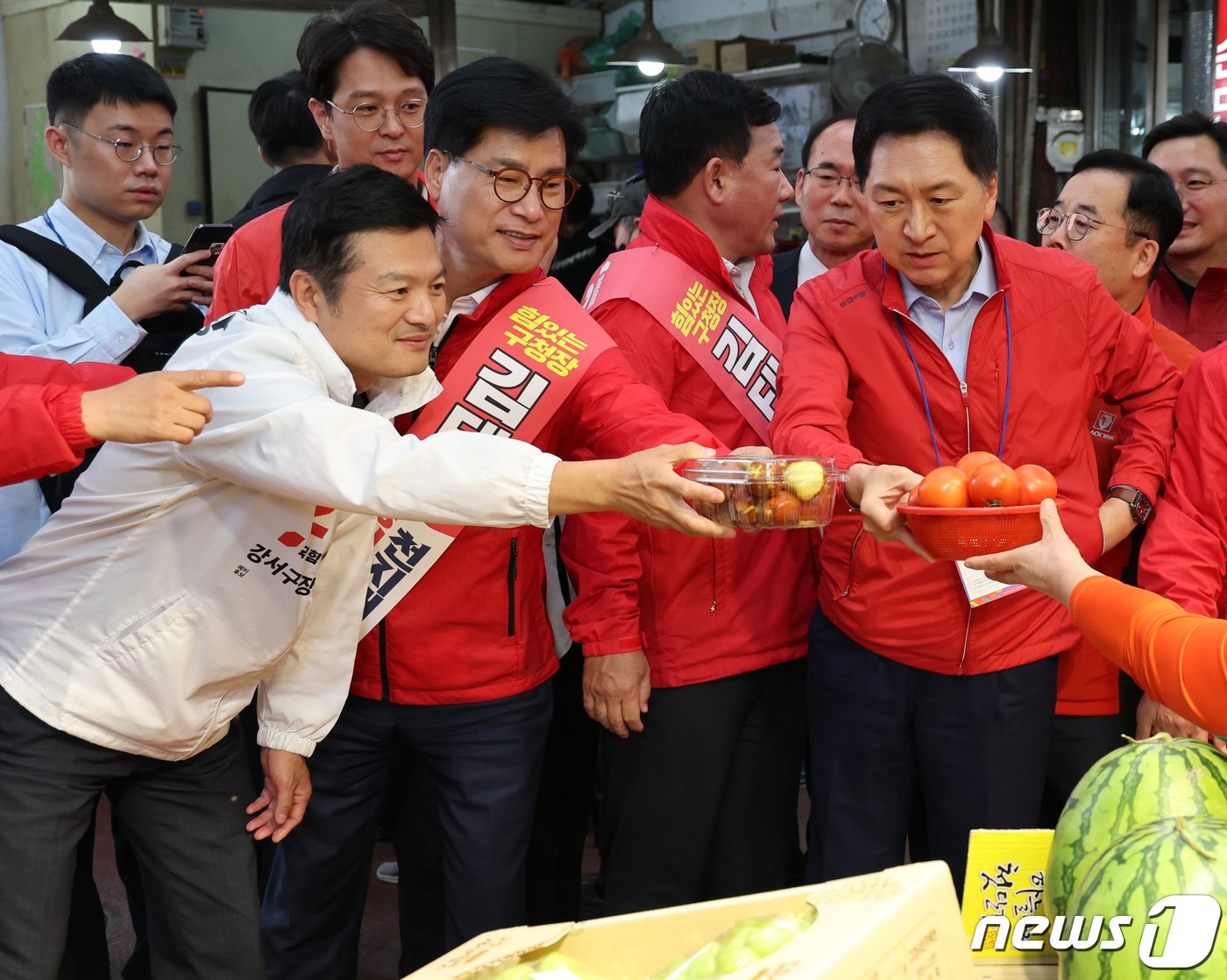 김기현 국민의힘 대표와 김태우 강서구청장 후보가 8일 오후 서울 강서구 남부골목시장에서 지지를 호소하고 있다. 2023.10.8/뉴스1 ⓒ News1 송원영 기자