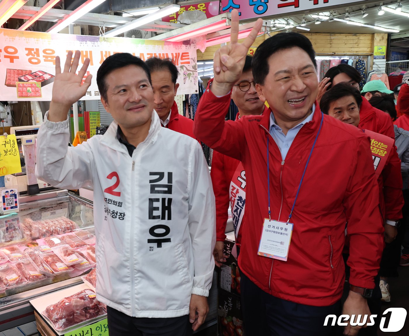 본문 이미지 - 김기현 국민의힘 대표와 김태우 강서구청장 후보가 8일 오후 서울 강서구 남부골목시장에서 지지를 호소하고 있다. 2023.10.8/뉴스1 ⓒ News1 송원영 기자