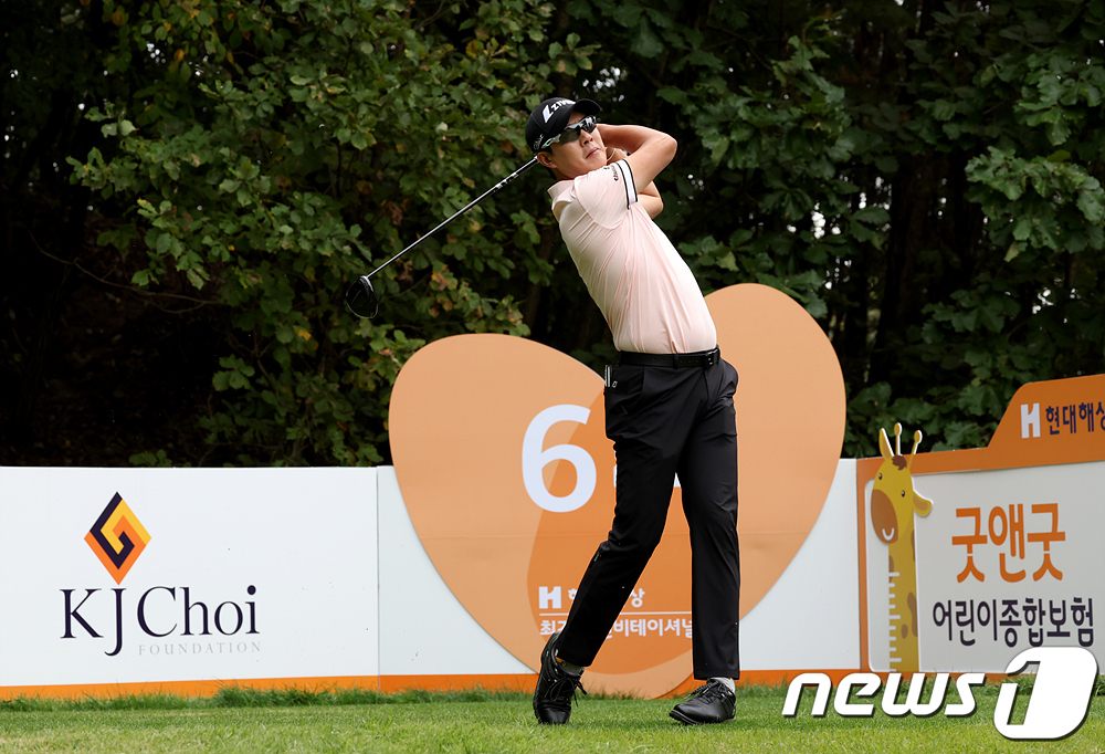(서울=뉴스1) = 정재현이 8일 경기 여주 페럼골프클럽에서 열린 KPGA투어 '현대해상 최경주 인비테이셔널' 최종라운드에서 6번홀 티샷을 하고 있다. (KPGA 제공) 2023. …