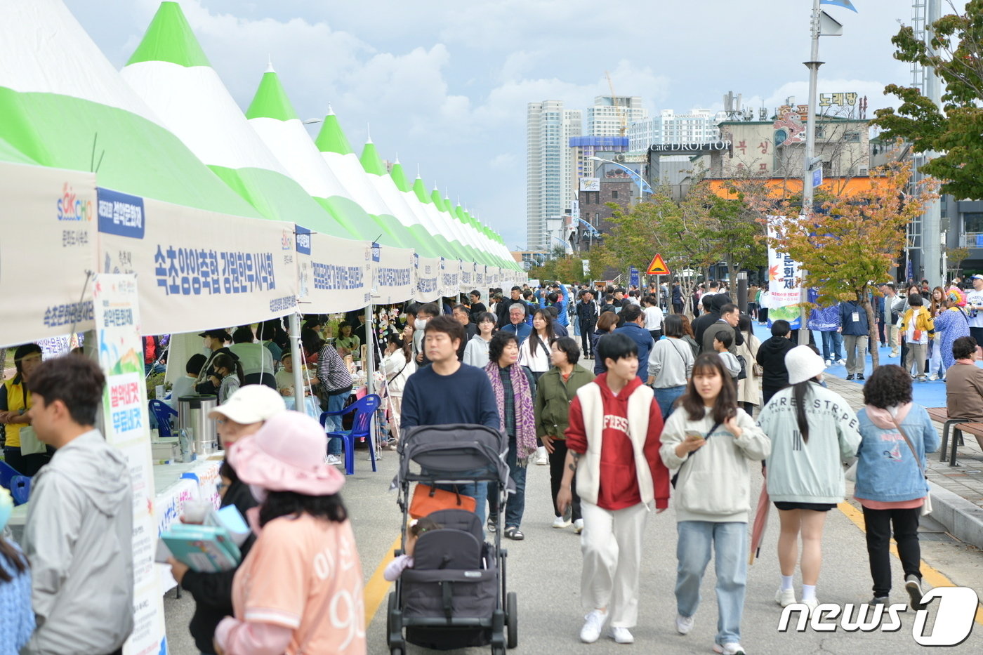 한글날 연휴이자 주말인 8일 강원 속초시 엑스포 잔디광장에서 열린 설악문화제를 찾은 나들이객들이 축제를 즐기고 있다.&#40;속초시 제공&#41; 2023.10.8/뉴스1