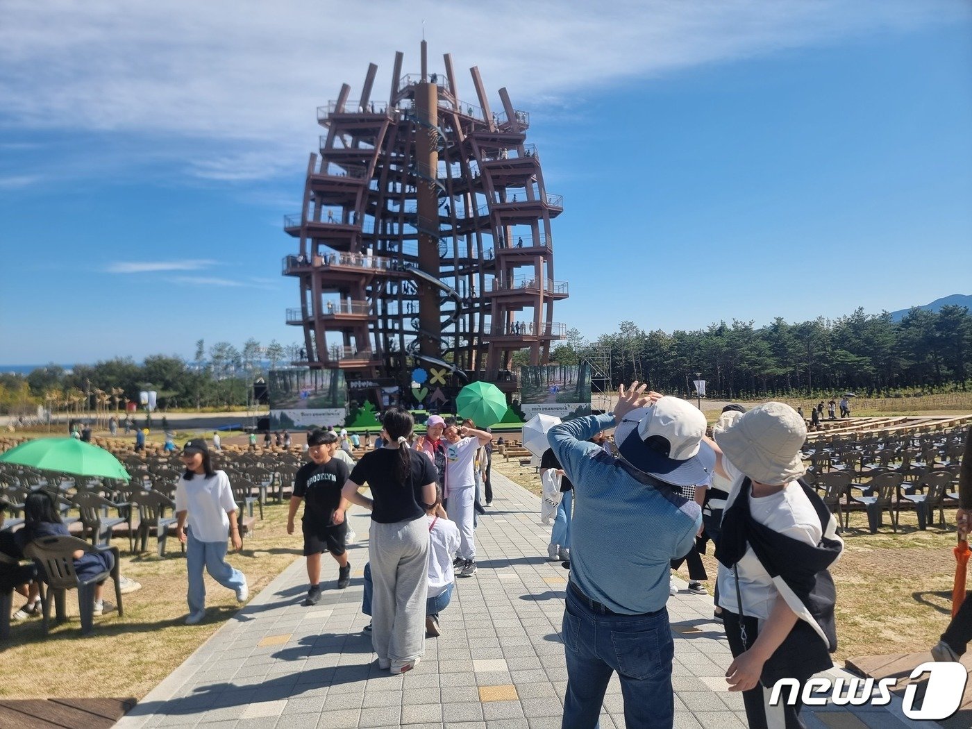 한글날 연휴이자 주말인 8일 강원 고성에서 열리고 있는 강원세계산림엑스포를 찾은 관광객들이 사진을 찍으며 즐거운 시간을 보내고 있다.&#40;엑스포 조직위 제공&#41; 2023.10.8/뉴스1