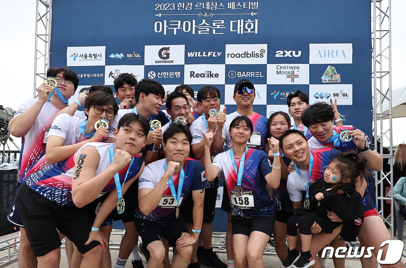 오세훈 서울시장이 8일 서울 송파구 잠실한강공원에서 열린 ‘2023 한강 르네상스 페스티벌 아쿠아슬론 대회’ 개인전 챌린지 코스를 마친 뒤 참가자들과 기념 촬영을 하고 있다. 2023.10.8/뉴스1 ⓒ News1 김진환 기자