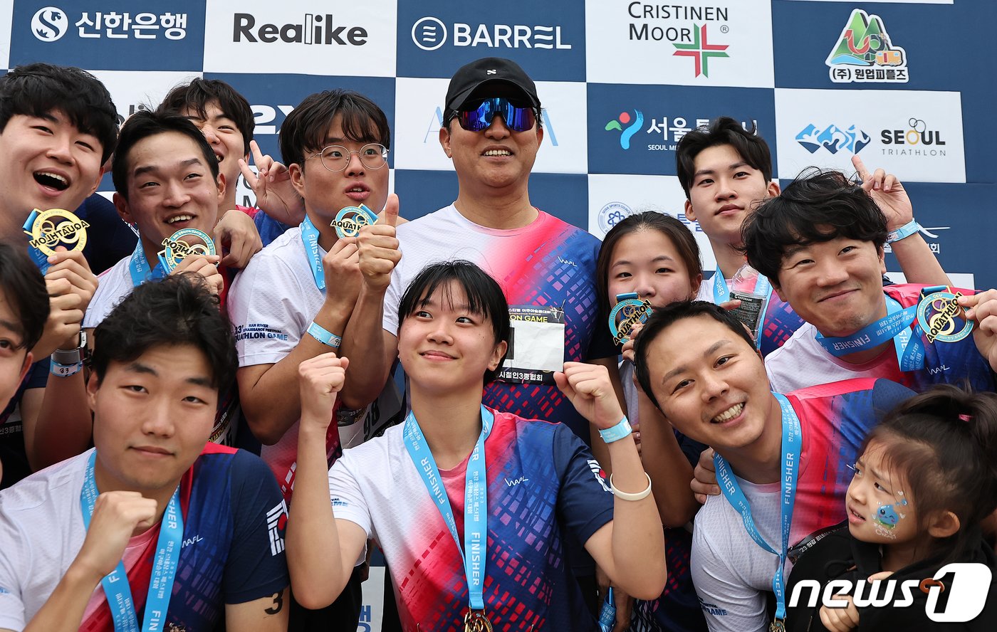 본문 이미지 - 오세훈 서울시장이 8일 서울 송파구 잠실한강공원에서 열린 ‘2023 한강 르네상스 페스티벌 아쿠아슬론 대회’ 개인전 챌린지 코스를 마친 뒤 참가자들과 기념 촬영을 하고 있다. 2023.10.8/뉴스1 ⓒ News1 김진환 기자