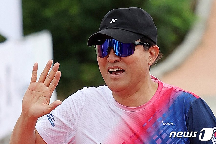 본문 이미지 - 오세훈 시장, '아쿠아슬론 챌린지 코스 선수로 참가' 오세훈 서울시장이 8일 서울 송파구 잠실한강공원에서 열린 ‘2023 한강 르네상스 페스티벌 아쿠아슬론 대회’ 개인전 챌린지 코스에 선수로 참가해 결승점을 통과하고 있다. 2023.10.8/뉴스1 ⓒ News1 김진환 기자