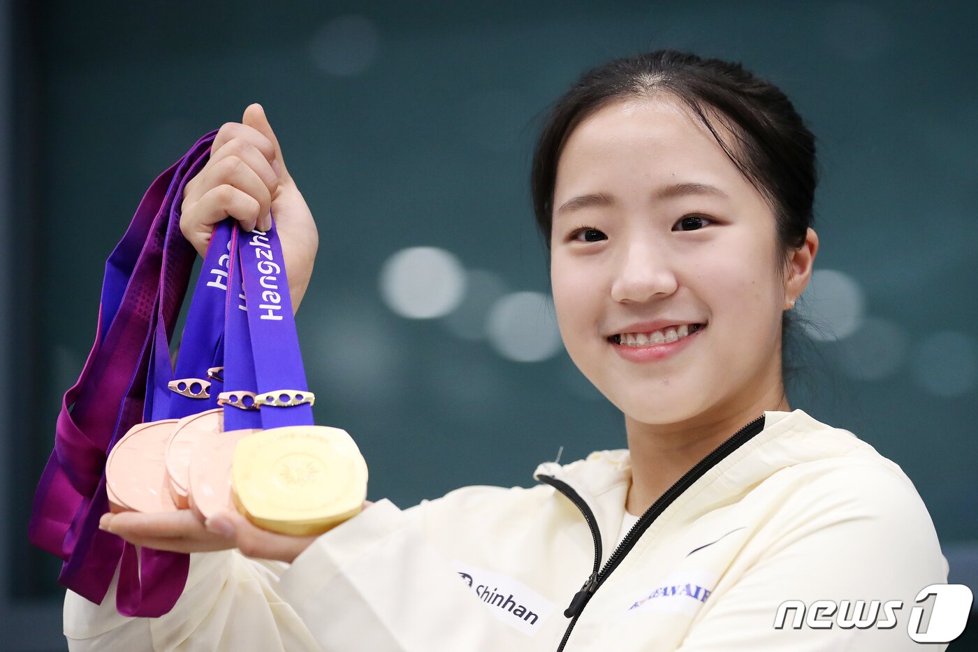 본문 이미지 - 제19회 항저우 아시안게임 탁구 여자 복식에서 전지희와 함께 금메달을 획득한 신유빈이 8일 오후 허리 통증으로 인해 국제대회 일정을 취소하고 인천국제공항을 통해 귀국해 메달을 들고 기념촬영하고 있다. . 2023.10.8/뉴스1 ⓒ News1 이승배 기자