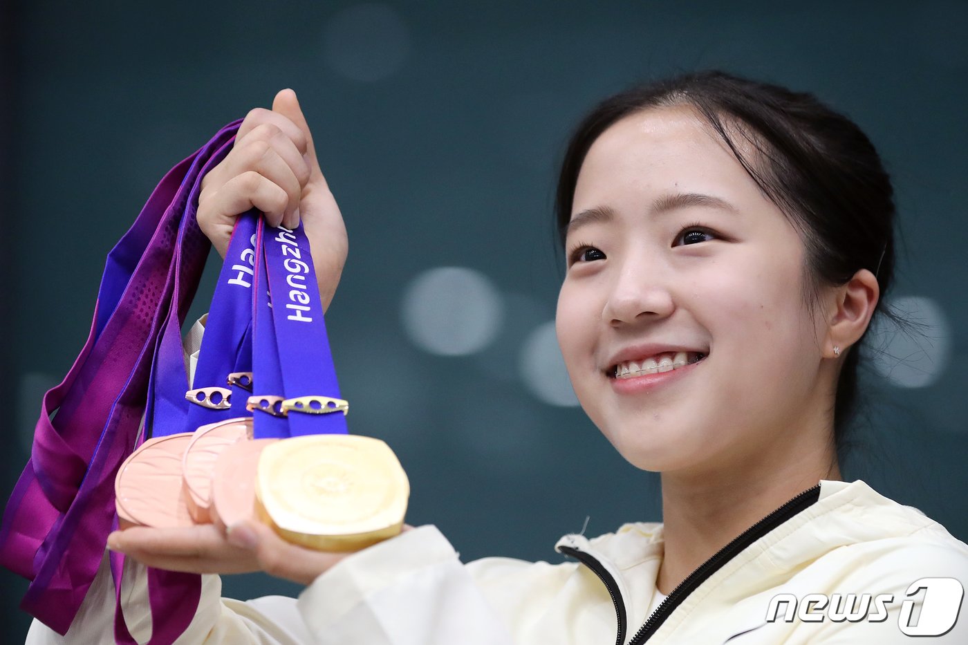 본문 이미지 - 제19회 항저우 아시안게임 탁구 여자 복식에서 전지희와 함께 금메달을 획득한 신유빈이 8일 오후 인천국제공항을 통해 귀국해 메달을 들고 기념촬영하고 있다. 신유빈은 항저우 아시안게임에서 탁구 여자 복식 금메달, 여자 단체전·여자 단식·혼합 복식에서 각각 동메달을 따냈다. 2023.10.8/뉴스1 ⓒ News1 이승배 기자