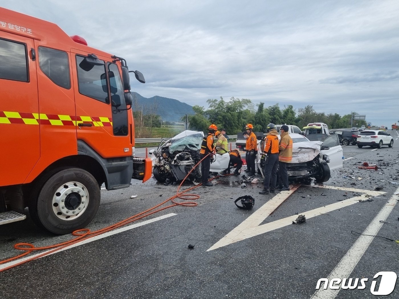 본문 이미지 - 8일 오전 8시45분쯤 전남 담양군 대전면의 한 도로에서 4중 추돌사고가 발생해 소방당국이 현장 수습을 하고 있다.(담양소방서 제공)2023.10.8/뉴스1