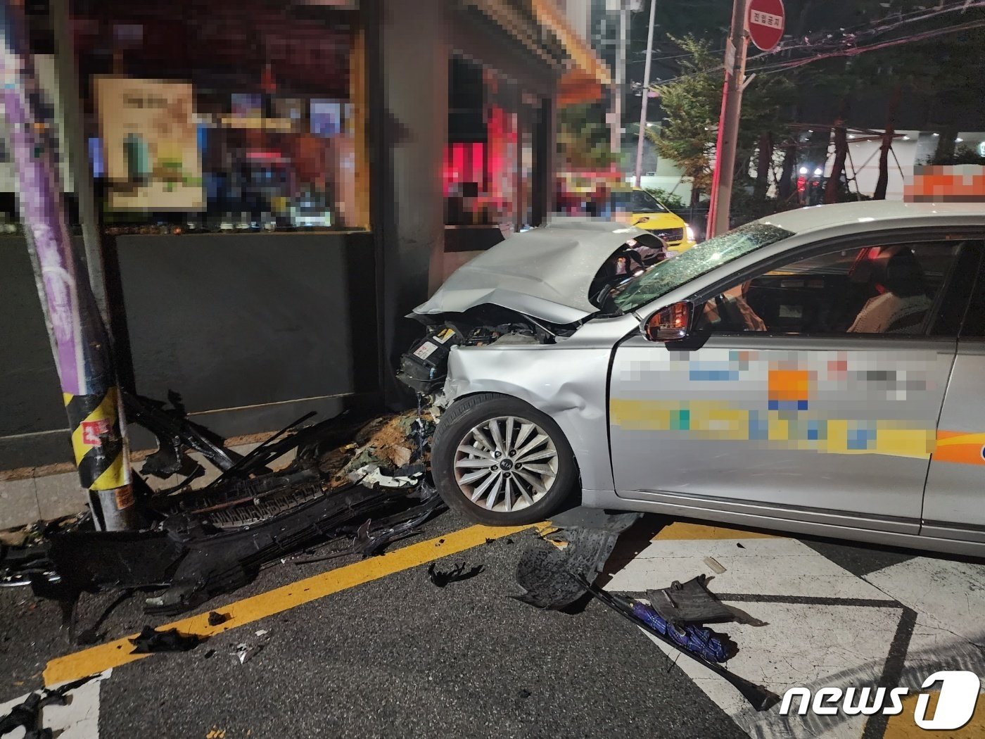 8일 오전 부산 동구 초량동 한 교차로에서 택시 연쇄 충돌사고가 발생한 가운데 택시가 건물 외벽을 들이받고 멈춰 서 있다. &#40;부산경찰청 제공&#41; 2023.10.8/뉴스1