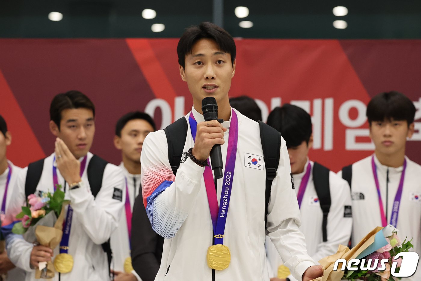 본문 이미지 - 2022 항저우 아시안게임에서 금메달을 따내 3연패 위업을 달성한 남자 축구대표팀의 주장 백승호가 8일 오후 인천공항을 통해 귀국해 팬들에게 인사말을 하고 있다. (공동취재) 2023.10.8/뉴스1 ⓒ News1 이승배 기자