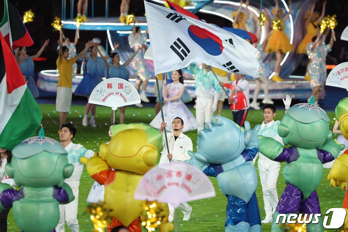 본문 이미지 - 8일 오후 중국 항저우 올림픽 스포츠센터 스타디움에서 열린 '2022 제19회 항저우 아시안게임' 폐회식에서 한국 기수를 맡은 브레이킹 홍텐(김홍열)이 태극기를 들고 입장하고 있다. 2023.10.8/뉴스1 ⓒ News1 신웅수 기자