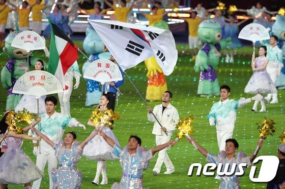 8일 오후 중국 항저우 올림픽 스포츠센터 스타디움에서 열린 '2022 제19회 항저우 아시안게임' 폐회식에서 한국 기수를 맡은 브레이킹 홍텐(김홍열)이 태극기를 들고 입장하고 있다. 39개 종목에 선수단 1,140여명을 파견한 한국은 금메달 42개, 은메달 59개, 동메달 89를 획득, 목표했던 종합 3위를 달성했다. 2023.10.8/뉴스1 © News1 신웅수 기자
