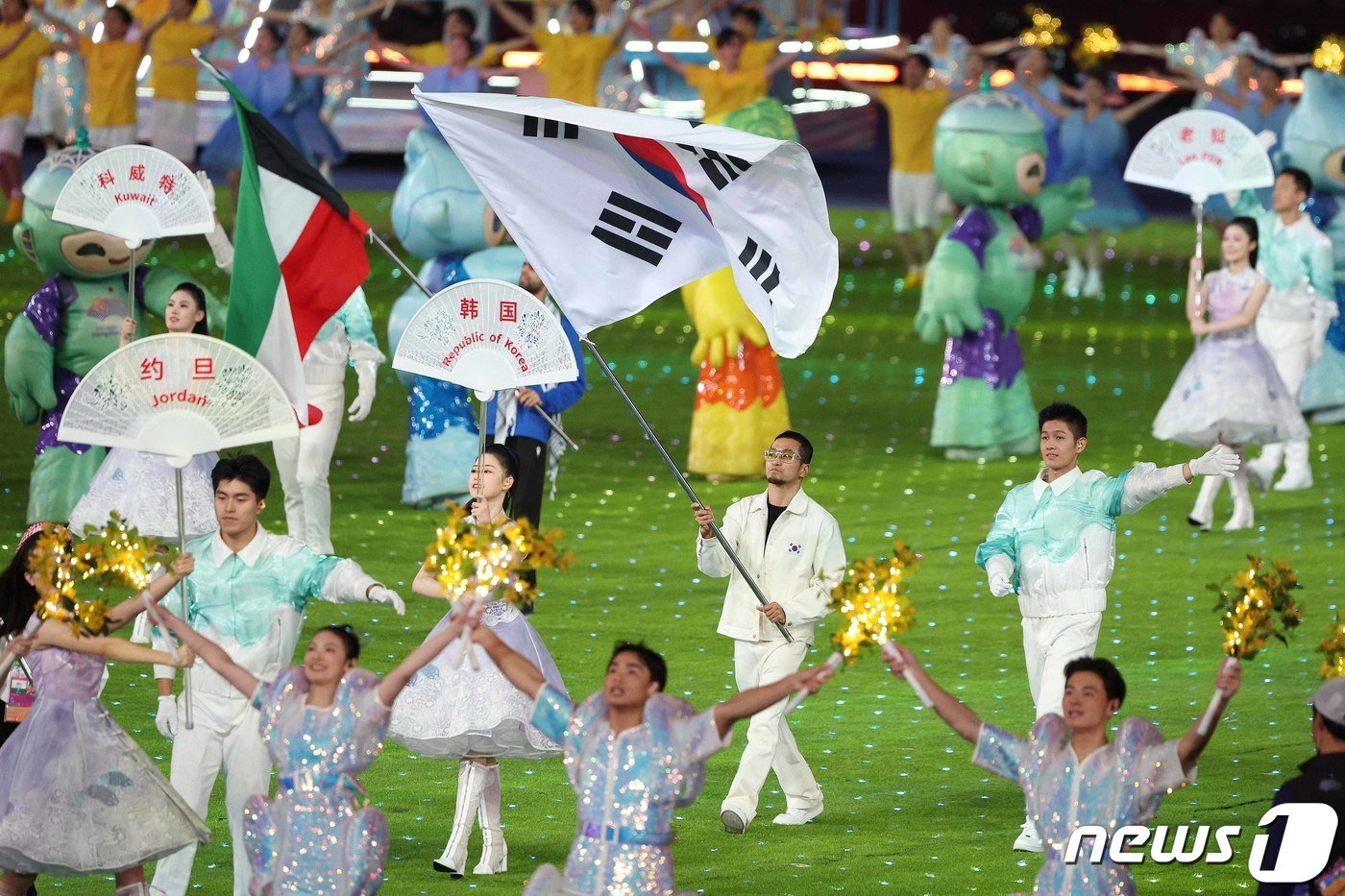 본문 이미지 - 8일 오후 중국 항저우 올림픽 스포츠센터 스타디움에서 열린 &#39;2022 제19회 항저우 아시안게임&#39; 폐회식에서 한국 기수를 맡은 브레이킹 홍텐&#40;김홍열&#41;이 태극기를 들고 입장하고 있다. 39개 종목에 선수단 1,140여명을 파견한 한국은 금메달 42개, 은메달 59개, 동메달 89를 획득, 목표했던 종합 3위를 달성했다. 2023.10.8/뉴스1 ⓒ News1 신웅수 기자